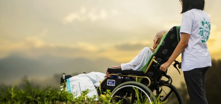 Pflege im Ausland: Meist billiger und besser