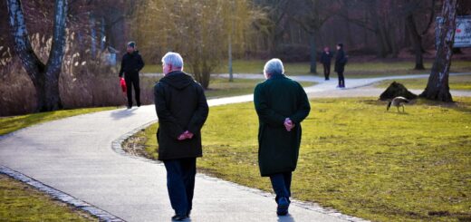 Zwei alte Menschen gehen spazieren