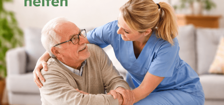 Pflegerin hilft gestürztem älteren Herren wieder auf.