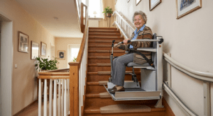 Plattformlifte im Einfamilienhaus: Selbstständig wohnen trotz Rollstuhl oder Rollator